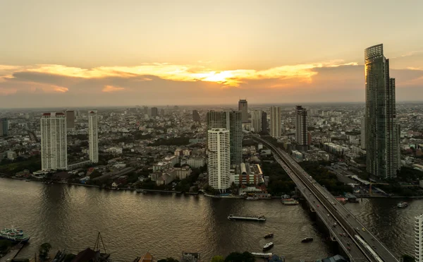 Vista sobre Sathon Tower em Bangkok, Tailândia — Fotografia de Stock