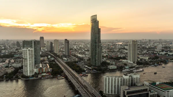 Vista sobre Sathon Tower em Bangkok, Tailândia — Fotografia de Stock