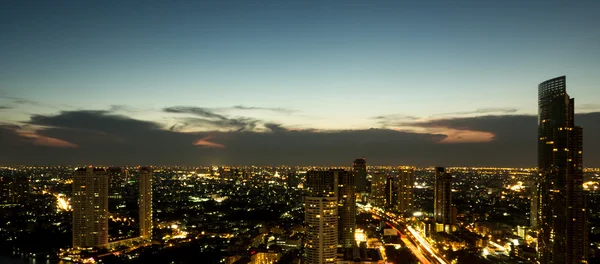 Vista sobre Sathon Tower em Bangkok, Tailândia — Fotografia de Stock