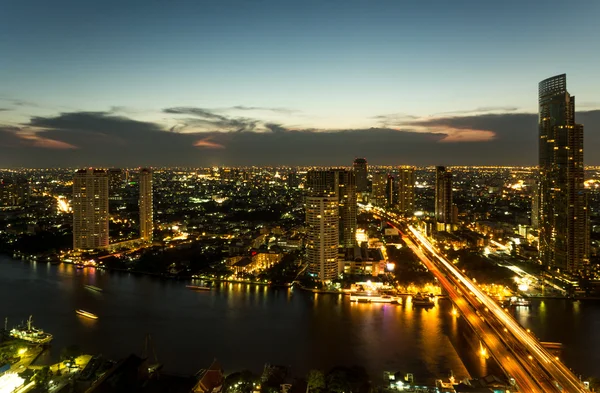 Pohled na věž Sathon v Bangkoku, Thajsko — Stock fotografie