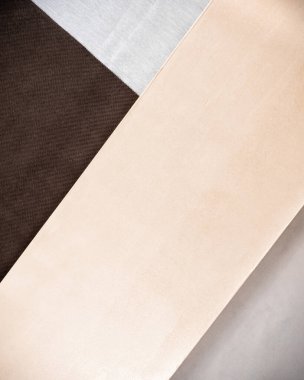 Açık dikdörtgenli kahverengi ve gri üçgenlerden oluşan geometrik arkaplan