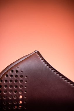 Turuncu arka planda kahverengi deri ilaç maskesi.