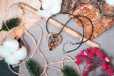 Mısır böceği şeklinde bronz kolye ve kehribar.