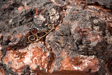 Bronz ve kehribar kolye paten şeklinde.