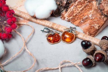 Elma şeklinde kehribar ve bronz mücevherler