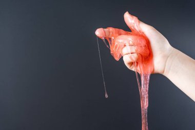 Tüy dökümü için sıvı mum damlatan işaret parmağı, gri arka plandaki yönü gösterir.