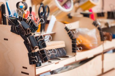 Ofis iğneleri araç standına asılır. Yaklaş.