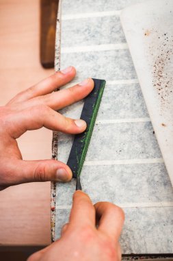 Bir deri ustasının elinde bir deri tahta keskinleştirme aleti.