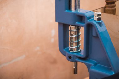 Bahar mevsiminde deri ürünleri üretmek için basın