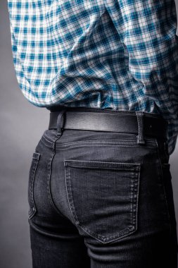 Genç adamın belinde siyah deri kemer.