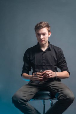 Adam bar taburesinde oturuyor ve elinde alkol dolu bir matara tutuyor.