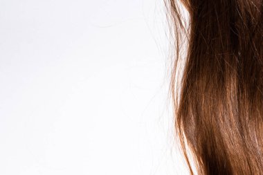 Koyu uzun saçlar beyaz bir arka planda duruyor.