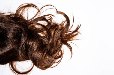 Beyaz arka planda dağınık, uzun siyah kadın saçı.