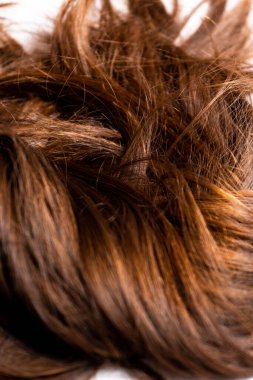 Beyaz arka planda dağınık, uzun siyah kadın saçı.