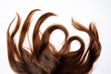 Saç dalgaları beyaz arkaplanda uzanır.