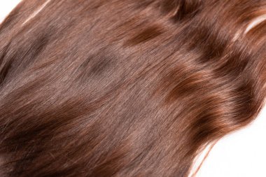 Koyu uzun saçlar beyaz bir arka planda duruyor.