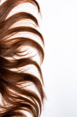 Saç dalgaları beyaz arkaplanda uzanır.