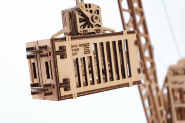 Konteynır oyuncak vincin okuna asılı.