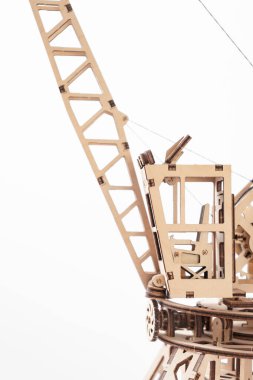 Beyaz zemin üzerinde ahşaptan yapılmış iskele vinci