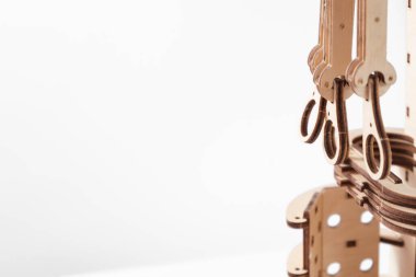 Beyaz arka planda tahta ve kontrplak.