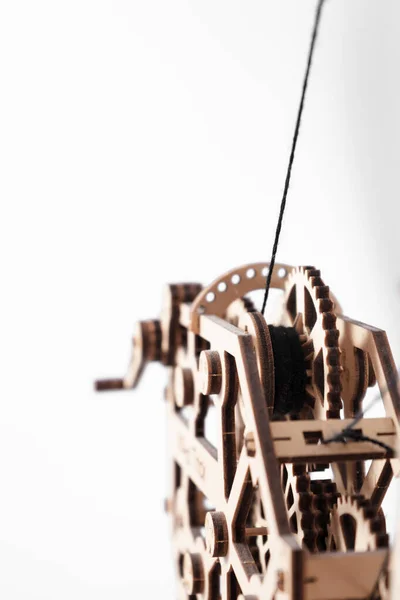 Деревянные механизмы игрушечного крана на белом фоне крупным планом — стоковое фото