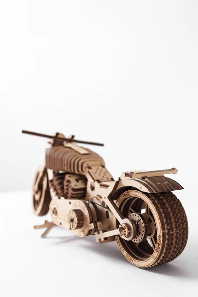 白い背景に木製のおもちゃのオートバイのデザイナー — ストック写真
