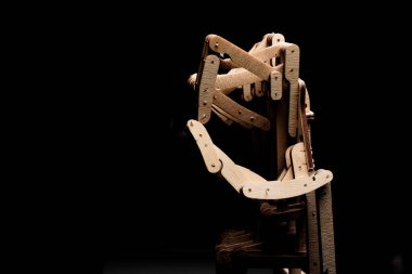 Siyah arka planda tahta protez kol.