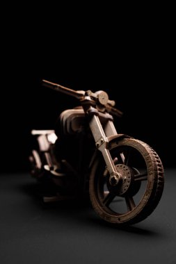 Siyah arka planda tahta oyuncak motosiklet tasarımcısı.