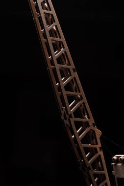 Oyuncak bir vincin oku tahtaya yakın planda.