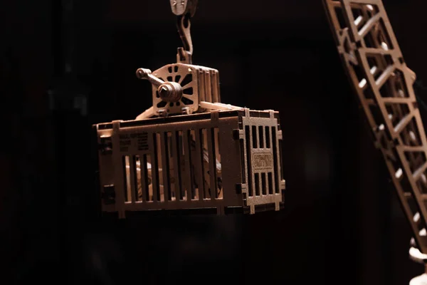 Pfeil eines Spielzeugkrans aus Holz in Großaufnahme — Stockfoto
