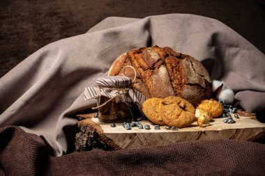 Karaciğer ve ekmek, kahverengi bir arka planda tahta bir kütükte kavanozun yanında.