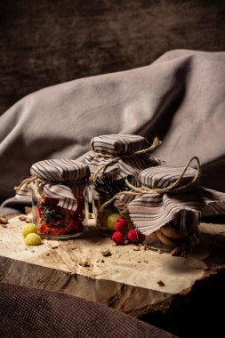 Kavanozlar dolusu kurutma ve şeker kahverengi bir arka planda tahta bir tahtada duruyor.