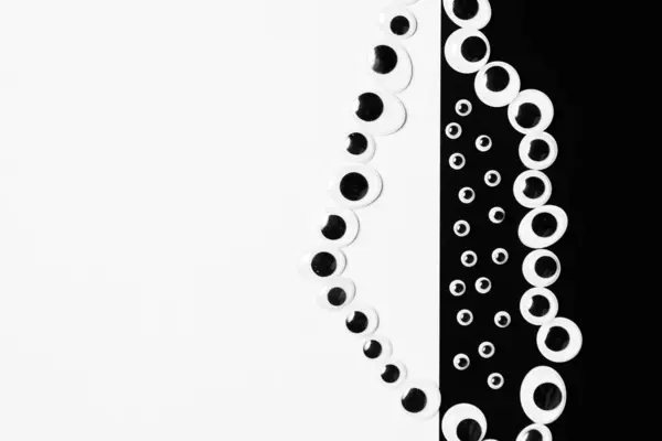 Toy szem fektetett fekete-fehér hermetikus háttér — Stock Fotó