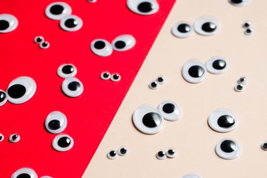 Çok renkli bir arkaplanda bir sürü oyuncak göz emojisi var.