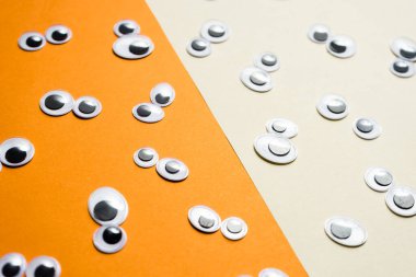 Hava geçirmez iki renkli arka planda bir grup oyuncak göz ikiye bölünmüş.