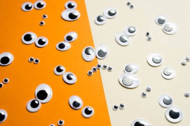 Çok renkli bir arkaplanda bir sürü oyuncak göz emojisi var.