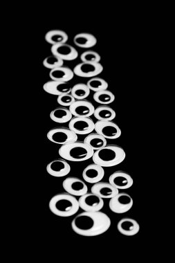 Oyuncak gözlerle siyah arkaplanda çizgi oluşturuldu