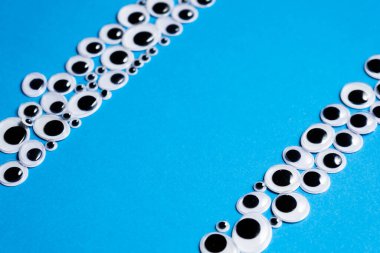 Monokrom mavi arka planda oyuncak gözlerden gelen metin çerçeveleri