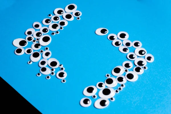 Cornici per testo da occhi giocattolo su sfondo blu monocromatico — Foto Stock