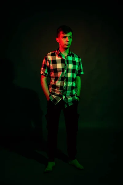 Συναισθηματικός τύπος στο στούντιο με πράσινο και κόκκινο φως — Φωτογραφία Αρχείου