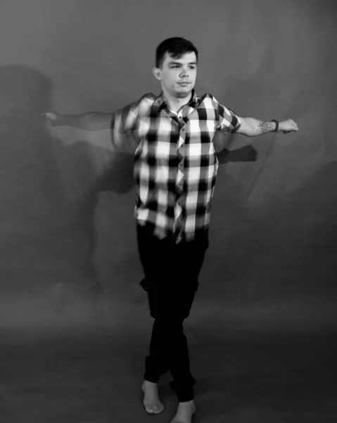 Svart vitt porträtt av en ung man med suddiga rörelser — Stockfoto