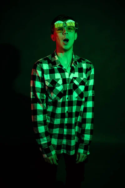 Ένας τύπος με αστεία γυαλιά με πράσινο και κόκκινο φως — Φωτογραφία Αρχείου