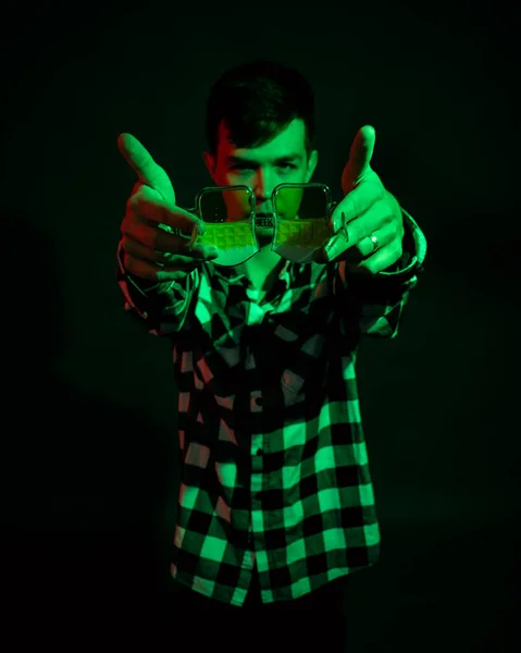 Gars émotionnel dans le studio avec la lumière verte et rouge — Photo