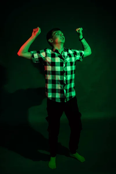 Känslomässig kille i studion med grönt och rött ljus — Stockfoto