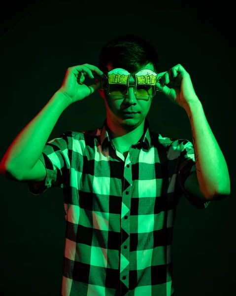 En kille i roliga glasögon med grönt och rött ljus — Stockfoto