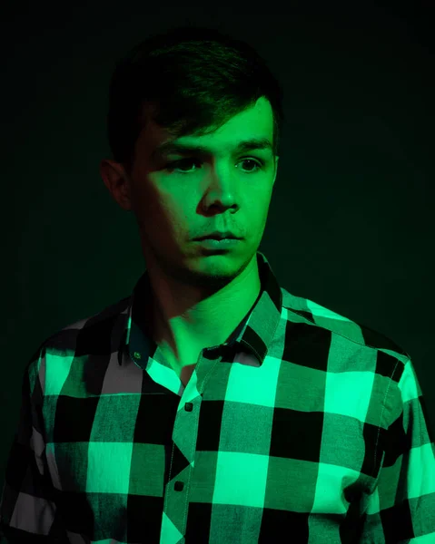 Porträtt av en ung man med grönt ljus — Stockfoto