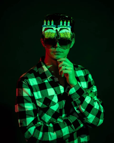 Facet w śmiesznych okularach z zielonym i czerwonym światłem — Zdjęcie stockowe