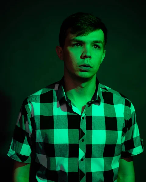 Portrait d'un jeune homme avec éclairage vert — Photo