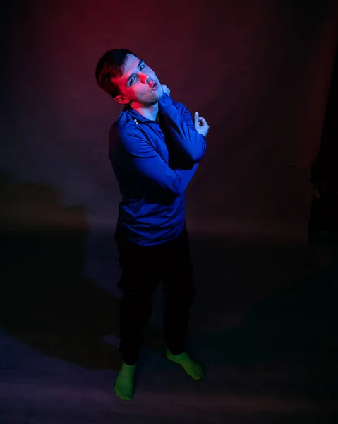 Porträtt av en man med rött och blått ljus — Stockfoto