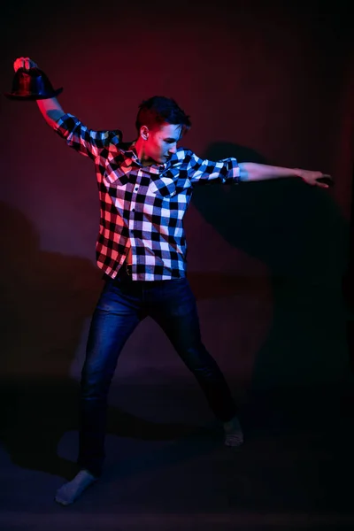 Danser gars avec la lumière rouge et bleue — Photo